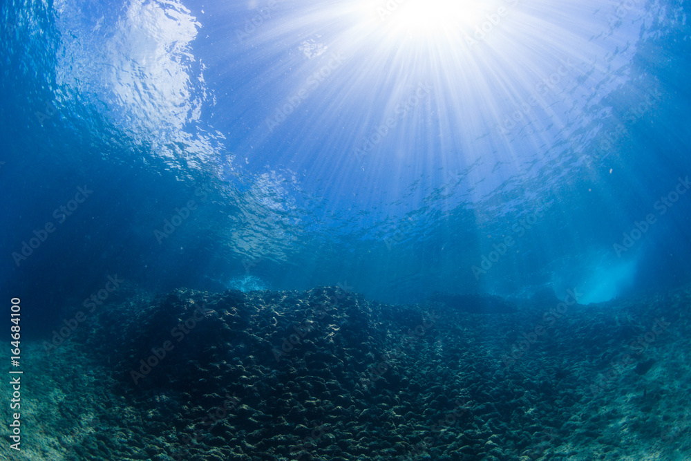 Obraz premium Shining Sun Rays and Clear Blue Ocean
