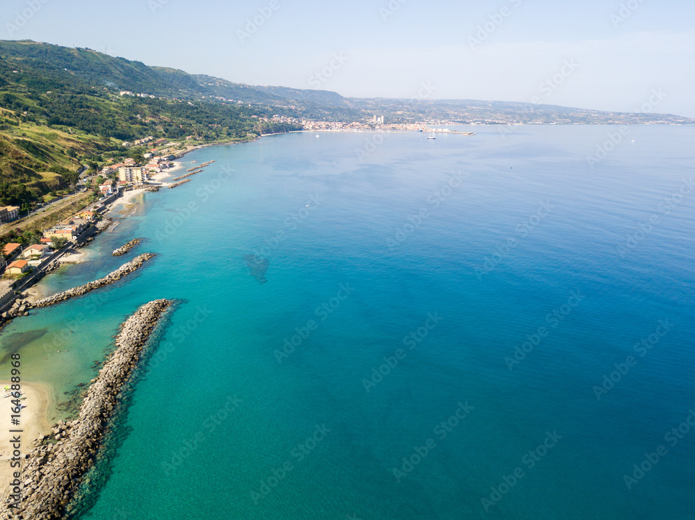 Vista aerea di un molo con rocce e scogli sul mare. Molo di Pizzo Calabro panoramica vista dall’alto. Estate mare e turismo sulle coste calabre del sud Italia. Calabria, Italia