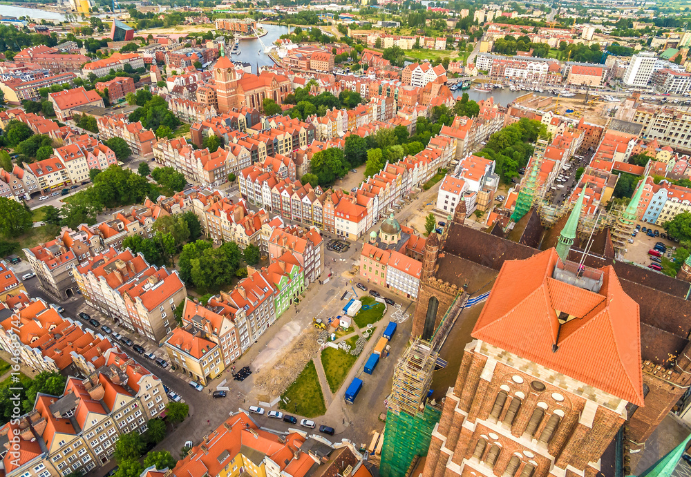 Gdańsk z lotu ptaka. Krajobraz z wieżą Bazyliki Mariackiej i starym miastem w dole.