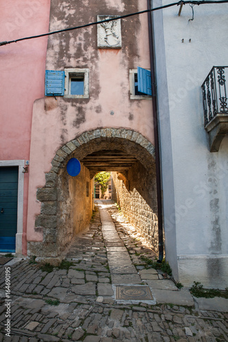 Fototapeta Naklejka Na Ścianę i Meble -  Typical alley of Groznjan