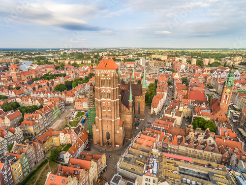 Gdańsk - stare miasto z lotu ptaka. Krajobraz Gdańska z Bazylika Mariacką i horyzontem. 