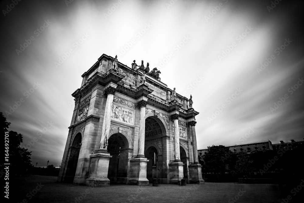 Fototapeta premium Arc de triomphe near the Louvre