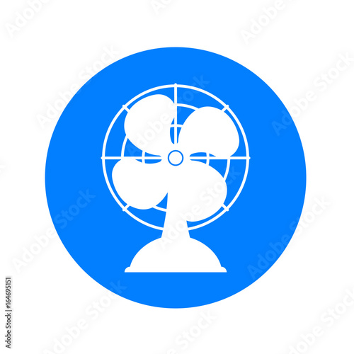 Icono plano ventilador de sobremesa blanco en circulo azul