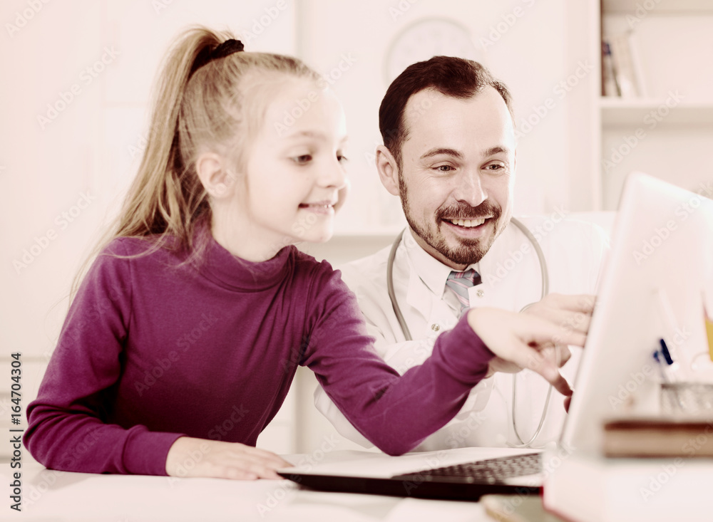 Fototapeta premium Male doctor and little girl