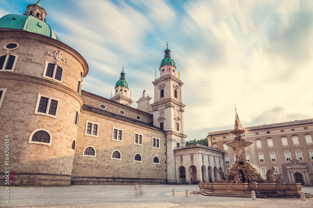 Naklejka premium Cathedral Dom w Salzburgu w Austrii, długi czas ekspozycji