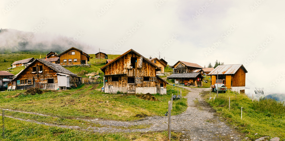 Idyllisches Schweizer Alpendorf Wannelen im Brunnital bei Unterschächen