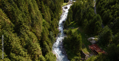 Hinter Schächen Flusslauf von oben gesehen, wie er sich durch das Schweizer Brunnital schlängelt