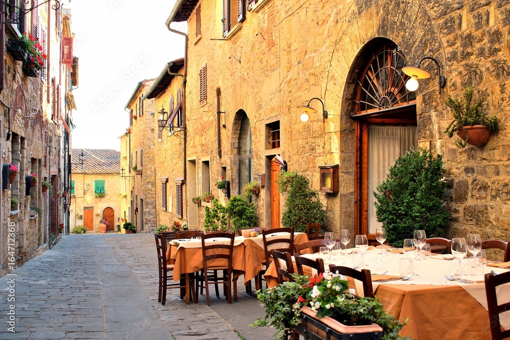 vecchio vicolo nel borgo medievale di San Donato in Poggio, Tavarnelle Val di Pesa, Firenze Italia