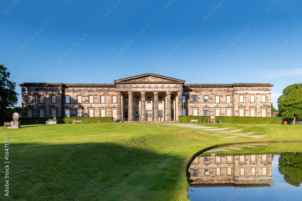Obraz premium The front of the classical looking building of the Scottish National Gallery of Modern Art in Edinburgh, Scotland