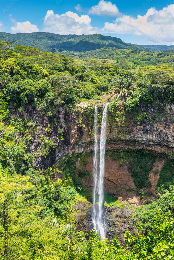Obraz premium Scenic Chamarel Waterfalls in jungle of Mauritius island
