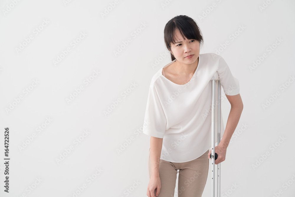 松葉杖を使う女性、足、怪我、包帯
