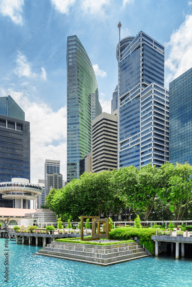 Fototapeta premium Widok na drapacze chmur w centrum Singapuru. Malowniczy pejzaż