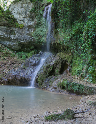 Idylle in der Natur - Wasserfall im Hochformat