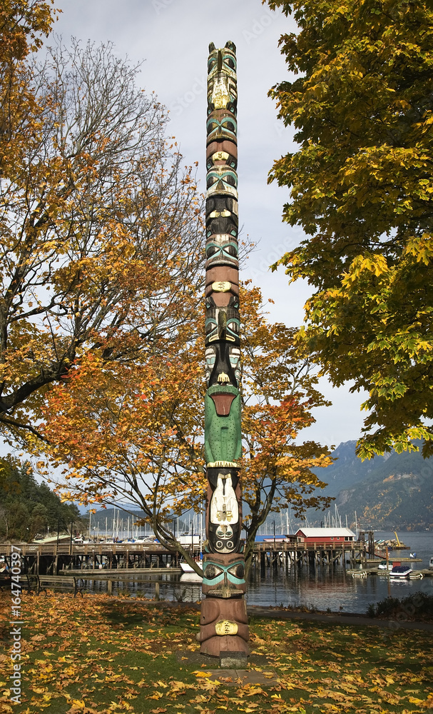 Obraz premium Fall Colors Totem Pole Horseshoe Bay Vancouver BC Canada