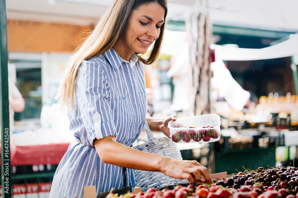 Picture of woman at marketplace buying fruits