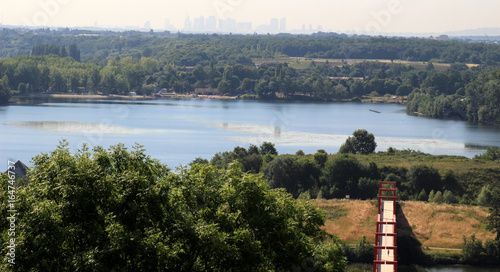 Cergy - La Base de Loisirs et la Passerelle de l'Axe Majeur photo