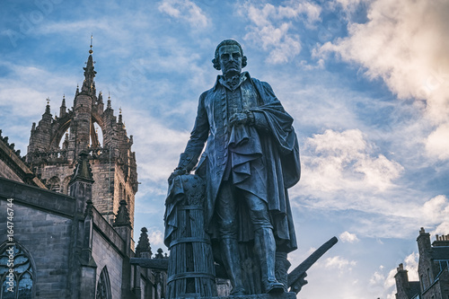 Foto Das Monument von Adam Smith auf der königlichen Meile und die Apsis der St