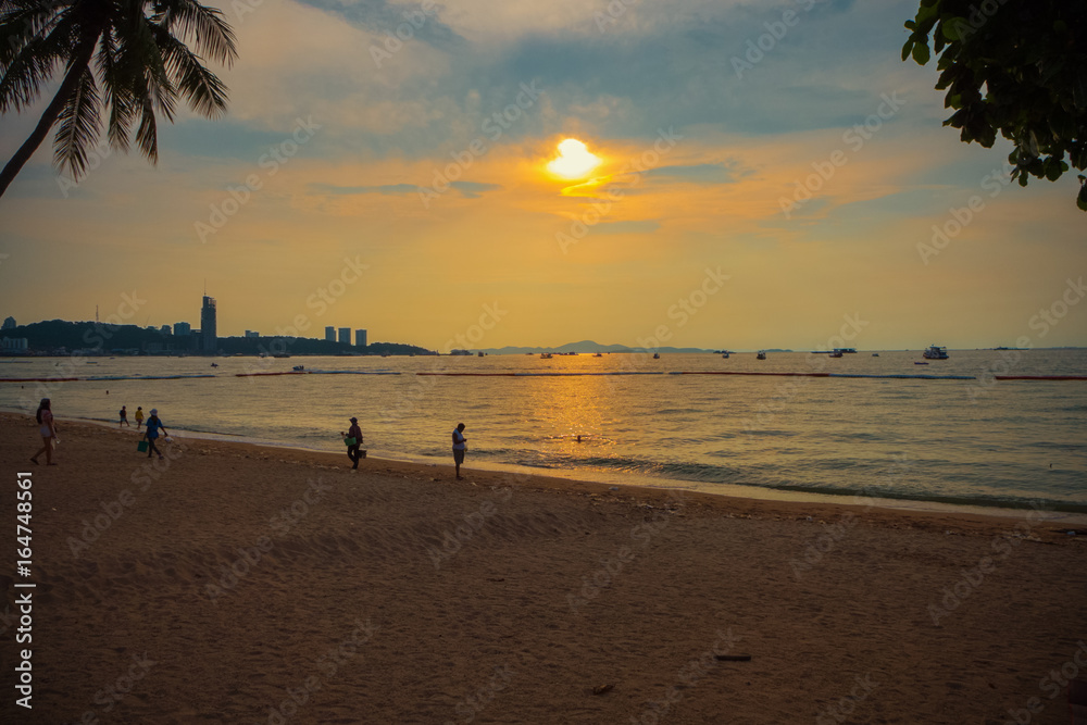 Ein Sonnenuntergang an einem Strand in Thailand