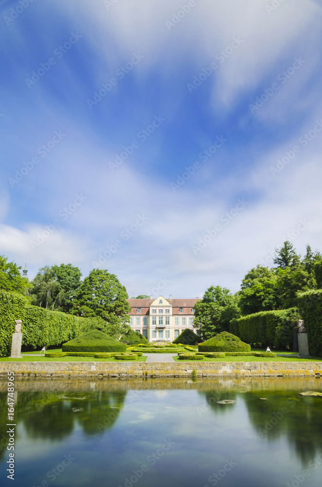 malowniczy widok na pałac opatów w parku oliwskim w gdańsku
