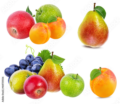 Fototapeta Naklejka Na Ścianę i Meble -  Grapes ,apples and apricot isolated on white