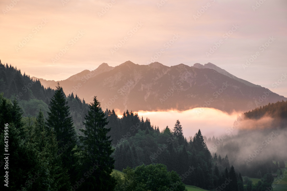 Sonnenaufgang im Karwendelgebirge mit Nebel im Tal Sonnenaufgang im Karwendelgebirge mit Nebel im Tal