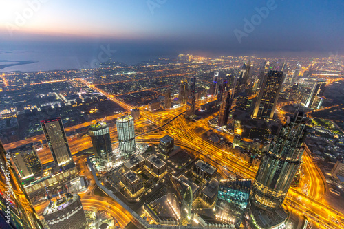 Dubai Skyline vom Buj Khalifa bei blauer Stunde