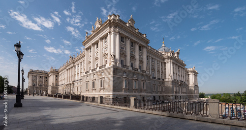 Seitenansicht des Palacio Real in Madrid