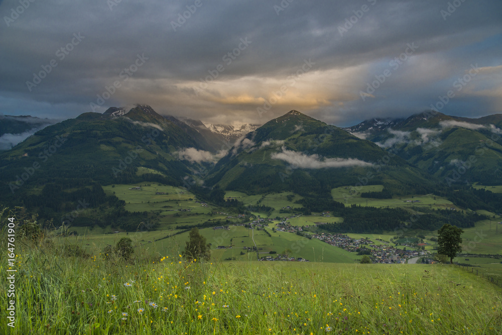 Autriche/campagne autrichienne avec montagnes et ciel menaçant