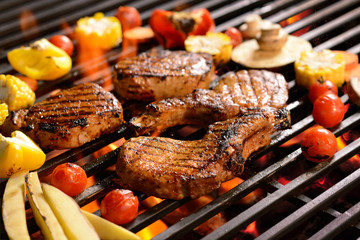 Stickers Grill / Barbecue Vlees en groenten op vlammengrill  © amenic181