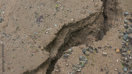 大雨後の土砂の浸食 © hoshi