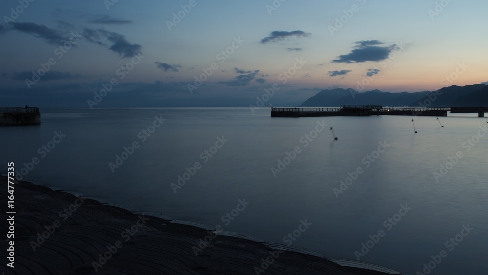 夕日の噴火湾　豊浦漁港