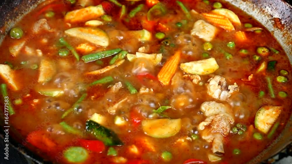 boiling curry , to make Thai wild spicy curry boiling curry , to make Thai wild spicy curry