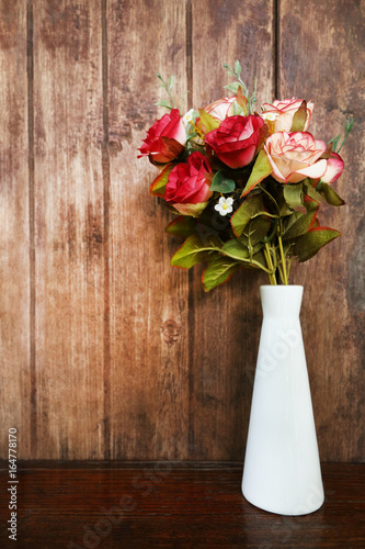 rose bouquet vase on wood table © eNJoy Istyle