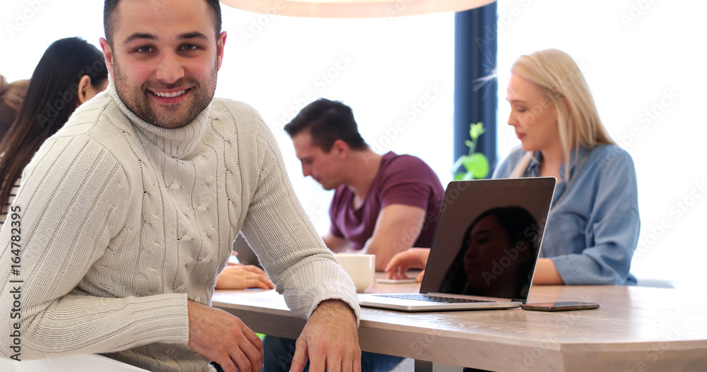 Obraz premium Startup Business Team At A Meeting at modern office building