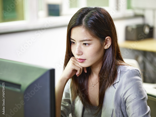 Obraz na plátně asian business woman working in office using desktop computer