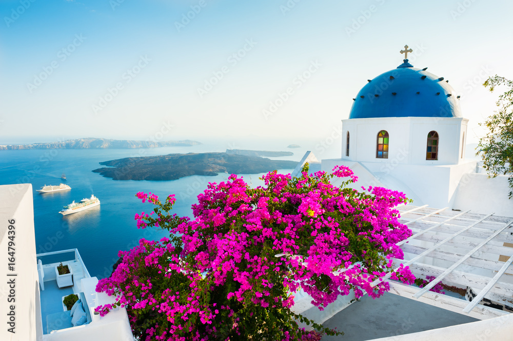 White architecture on Santorini island, Greece. - obrazy, fototapety, plakaty 