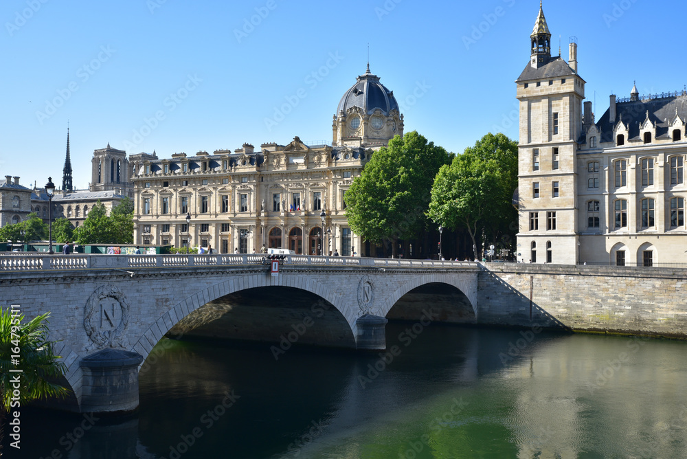 Le pont au Change et l'île de la Cité en été à Paris, France