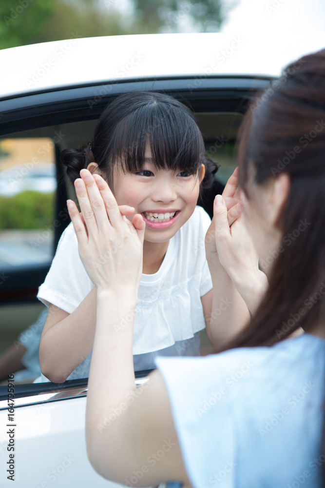 窓から身を乗り出す姉妹 Stock 写真 Adobe Stock
