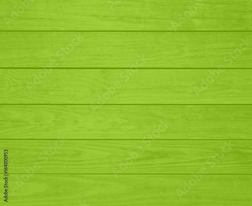 Holzplanken mit grüner Farbe