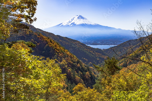 富士山と紅葉、山梨県御坂峠にて