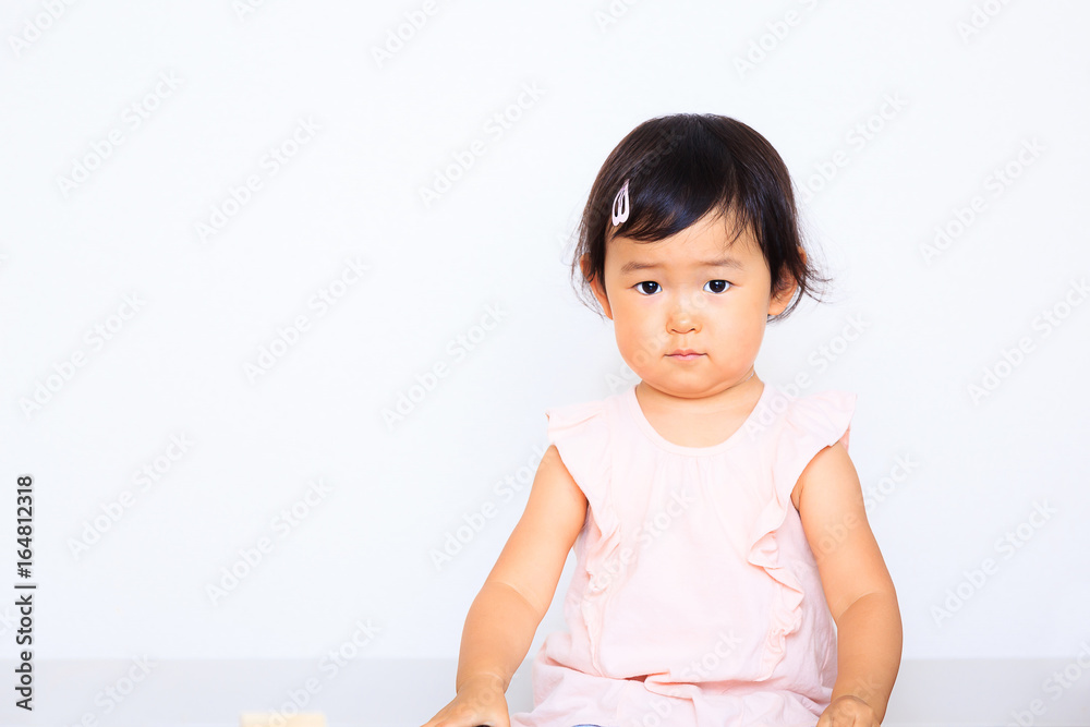 屋内で遊ぶかわいい子供 屋内で遊ぶかわいい子供