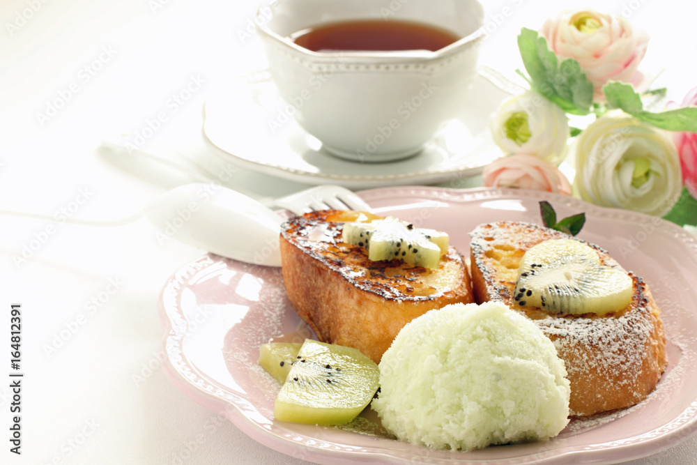 Kiwi fruit on french toast and English tea with ice cream