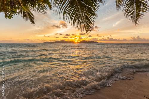 coucher de soleil sur Praslin, vue de la Digue, les Seychelles 