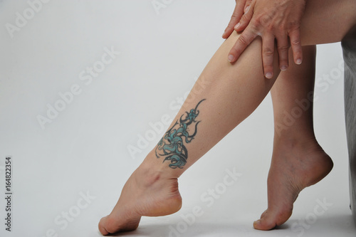 Frauenbeine Füße Heels tattoo eincremen