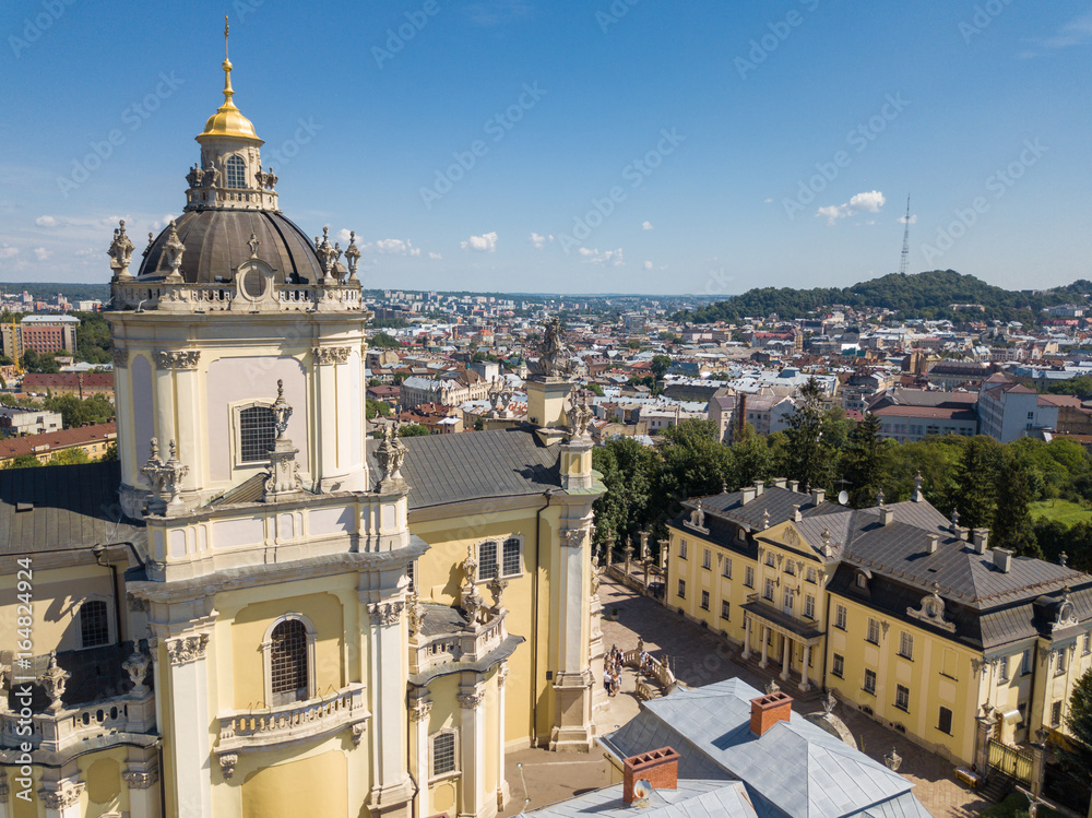 Obraz premium Lwów, Ukraina, panorama, centrum miasta z lotu ptaka, historyczna część miasta, z drona