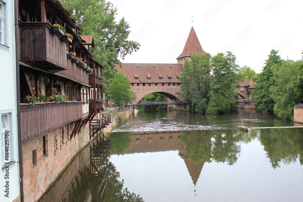 Fototapeta premium Der berühmte Kettensteg über die Pegnitz in Nürnberg