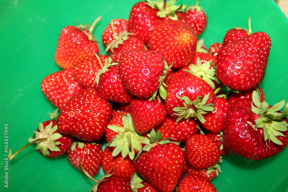 Lecker: Frische, köstliche Erdbeeren in einer Schüssel Lecker: Frische, köstliche Erdbeeren in einer Schüssel