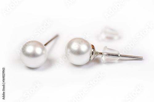 White pearl pieced earrings pai