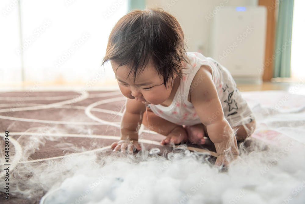 ドライアイスの白い煙で遊ぶ赤ちゃん Stock Photo Adobe Stock ドライアイスの白い煙で遊ぶ赤ちゃん Stock Photo Adobe Stock