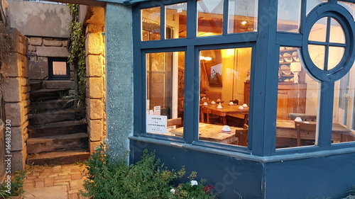 Cuadro en lienzo Entrée d'une crêperie bretonne